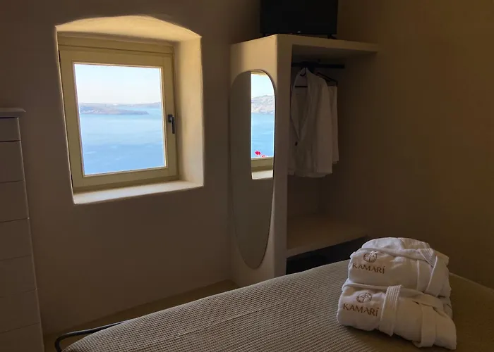 Kamari Real Living, With Caldera Views And Jacuzzi Nyaraló