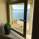 Semesterbostad Kamari Real Living, With Caldera Views And Jacuzzi *