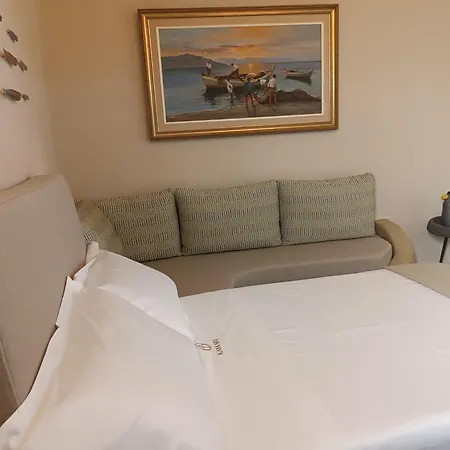 Kamari Real Living, With Caldera Views And Jacuzzi Thirasia
