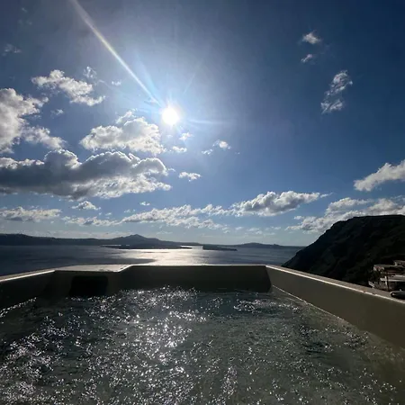 Kamari Real Living, With Caldera Views And Jacuzzi Thirasia