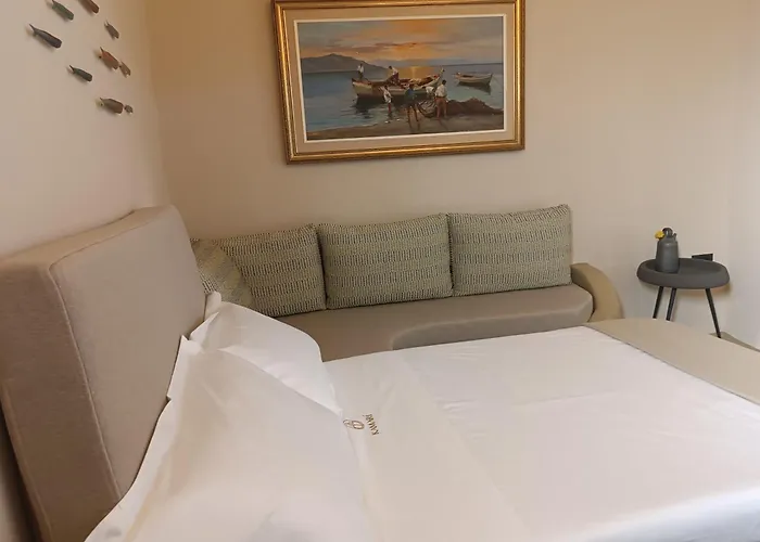 Kamari Real Living, With Caldera Views And Jacuzzi Thirasia