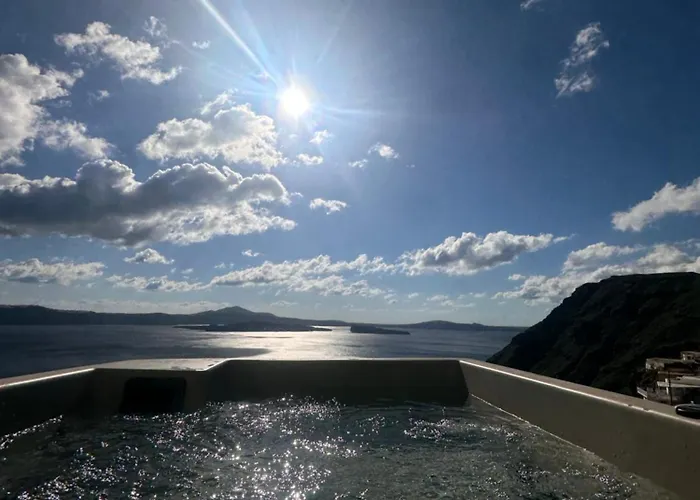 Kamari Real Living, With Caldera Views And Jacuzzi Thirasia